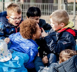 spelende kinderen