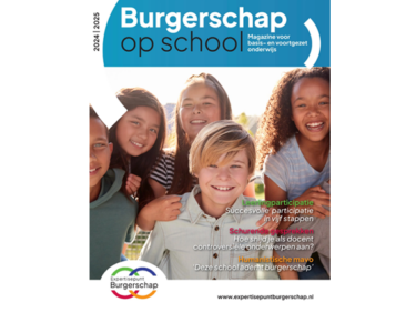 Een groep lachende kinderen op de cover van een tijdschrift met de titel 'Burgerschap op school', gericht op burgerschapsvorming in het basis- en voortgezet onderwijs. School en Veiligheid