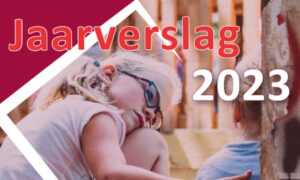 Omslag van een rapport met de titel "Jaarverslag 2023", waarin een jong kind met een bril buiten zijn hoofd op zijn knie laat rusten, en benadrukt hoe de organisatie scholen bij sociale veiligheid ondersteunt. School en Veiligheid