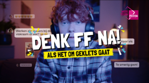 Een persoon met krullend rood haar en een koptelefoon zit voor een computer. De tekst op de afbeelding luidt "DENK FF NA! ALS HET OM GEKLETS GAAT" te midden van chatberichten, wat benadrukt dat dit initiatief scholen ondersteunt bij het bevorderen van sociale veiligheid. Het logo van Week Tegen Pesten is aanwezig. School en Veiligheid