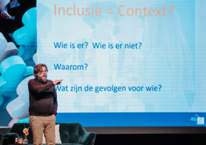 Orthopedagoog Beno Schaepens tijdens zijn keynote over Exluses voor inclusie. School & Veiligheid