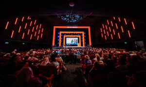 Een volle zaal in Gooiland Hilversum in afwachting van de start van Met Alle Respect!