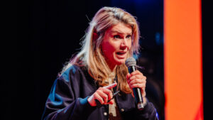 Caroline Koetsenruijter tijdens haar keynote over agressie in het onderwijs.