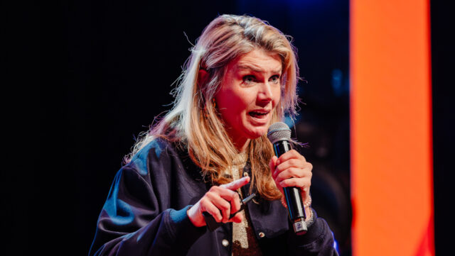 Caroline Koetsenruijter tijdens haar keynote over agressie in het onderwijs.