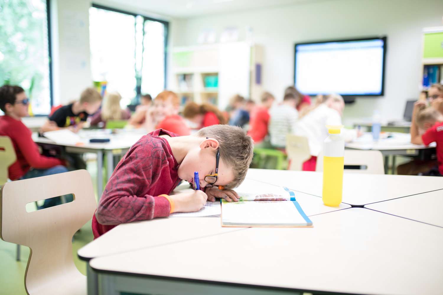 Leerling aan het werk in de klas waar gewerkt wordt aan sociale veiligheid.