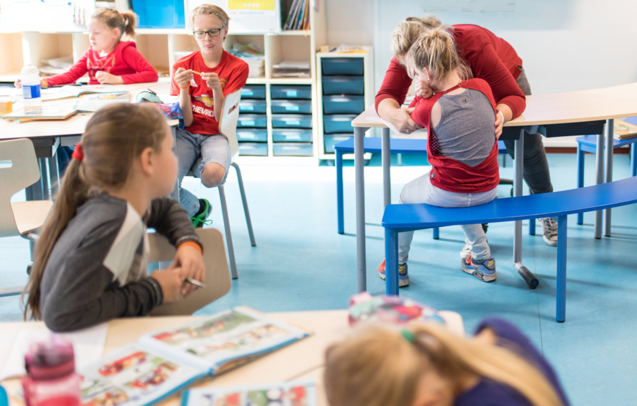 klaslokaal primair onderwijs met leraar en leerlingen