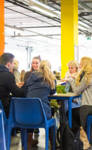 Leerlingen tijdens pauze in schoolkantine; illustratie bij webinar pestsituaties School & Veiligheid