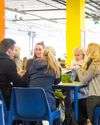 Leerlingen tijdens pauze in schoolkantine; illustratie bij webinar pestsituaties School & Veiligheid