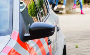 Politieauto op het schoolplein - School en criminaliteit