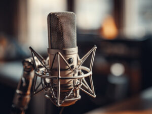 Microfoon voor het opnemen van podcasts; illustratie bij podcasts School & Veiligheid